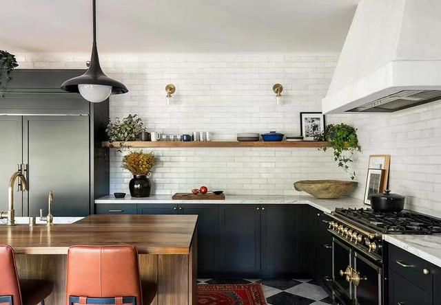 地中海风格家具，地中海风格家具怎么样（一个美丽舒适的美式豪宅）