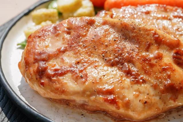 鸡胸肉（鸡胸肉烘干，终于找到了问题的根源（蒸鸡胸肉和水煮鸡胸肉哪个好）