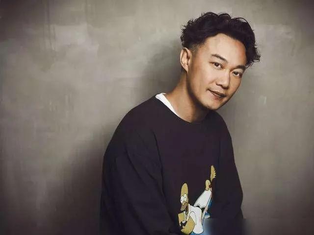 求陈奕迅明年今日歌词，《明年今日》歌词（每一个听陈奕迅的人都有一句难以忘记的歌词）