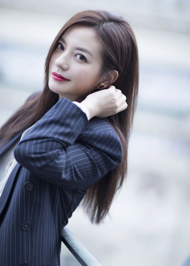 赵薇的个人评价，赵薇从人人喜爱的小燕子到受人唾弃