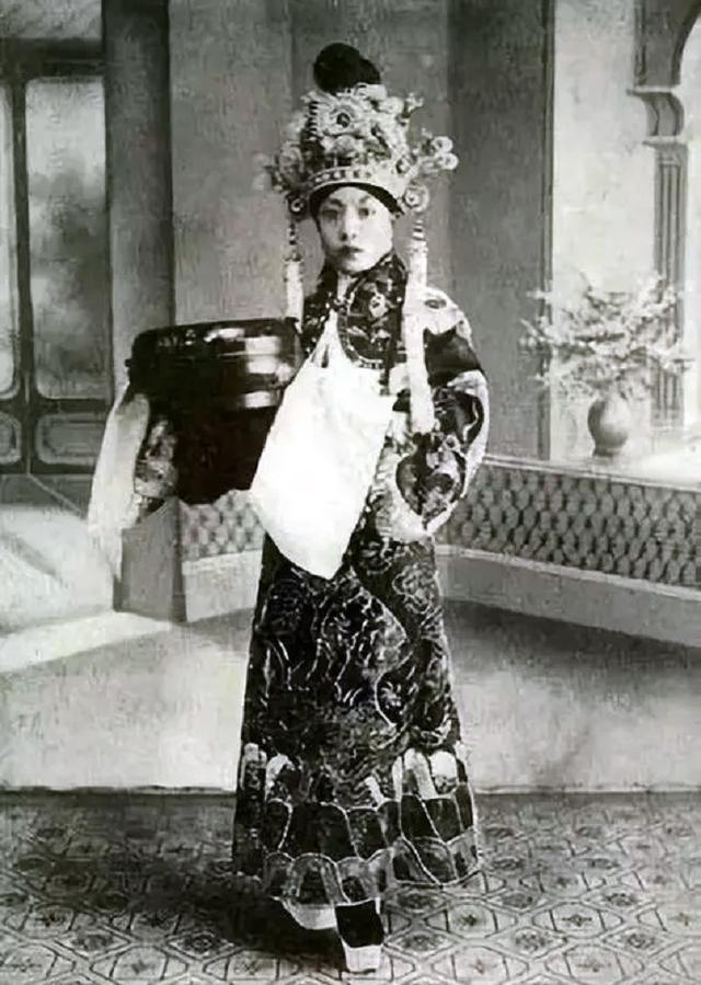 孟小冬简介，民国孟小冬简介（“冬皇”孟小冬：为梅兰芳隐退）