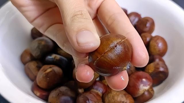 怎样把板栗从树上取下来—怎样得到好的板栗，板栗怎么取出来（板栗快速去壳的小妙招）