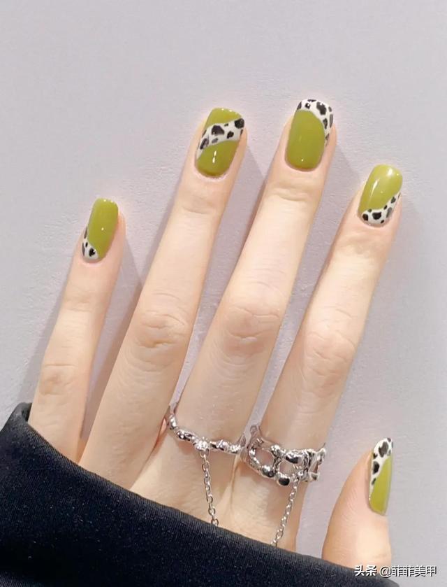 1,绿色系美甲 绿色显白小能手,夏天涂上清新淡雅,搭配黑色豹纹造型