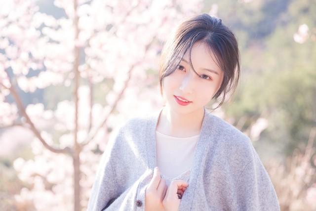 喜欢上自己的老师该怎么办，喜欢上老师怎么办（微小说：我与女儿老师的一段情）
