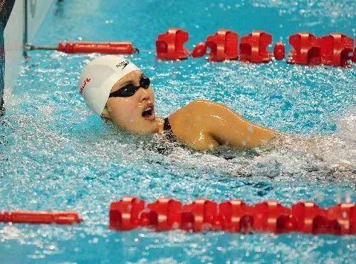 游泳运动员为什么戴两层泳帽，游泳运动员为什么带两个泳帽（市运会男子100米蛙泳15-17岁组纪录是多少时间）