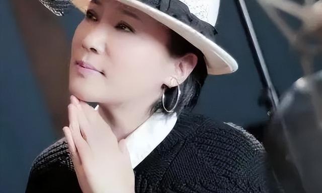 悲伤的歌曲，演唱的人经历似乎都不简单（悲伤的歌曲大全100首）