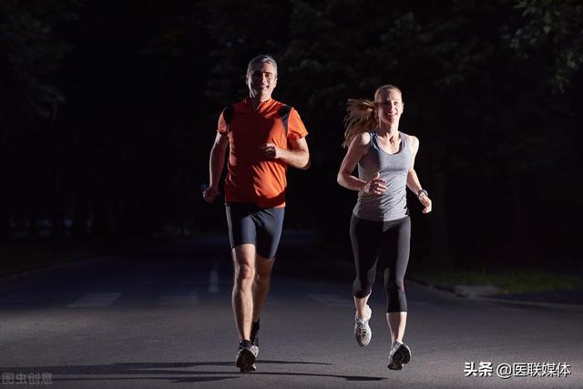 列出2个夜跑最佳时间，傍晚指的是几点到几点