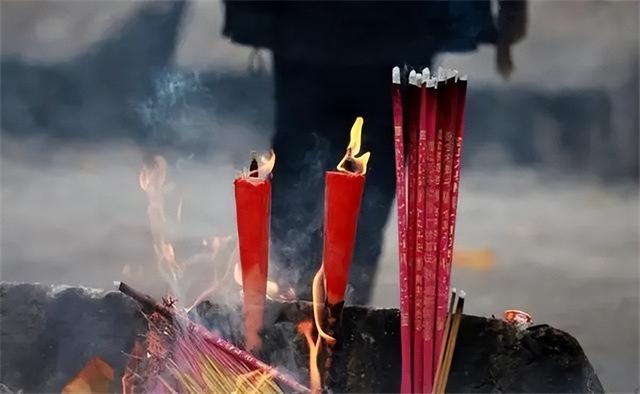 烧一根香和三根香的区别，烧一根香和三根香的区别图片（为何一定要烧三根香）
