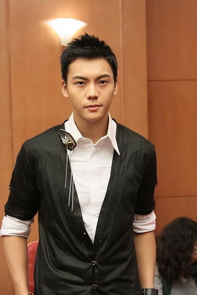 娱乐圈有哪些男明星身材好的（中国娱乐圈十大肌肉帅哥）