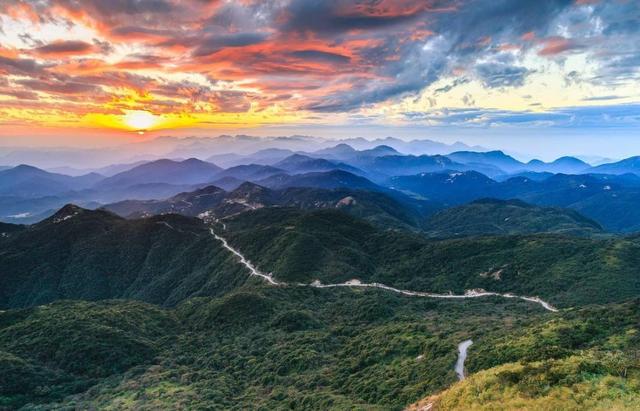 广东省地形特征：以山地、丘陵地形为主，珠江三角洲地区地势低平