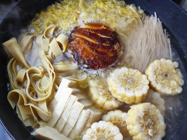 酸菜冻豆腐的做法，酸菜炖冻豆腐怎么做好吃（酸菜炖冻豆腐粉条）