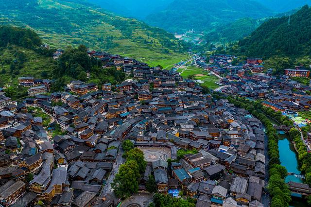 千户苗寨旅游攻略详细，西江千户苗寨最详细游玩攻略（西江千户苗寨到底值不值得去）