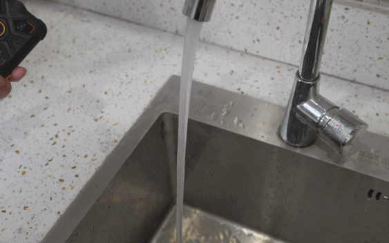 手机摄像头打不开，手机qq上摄像头打不开了怎么回事（一款货真价实的三防手机）