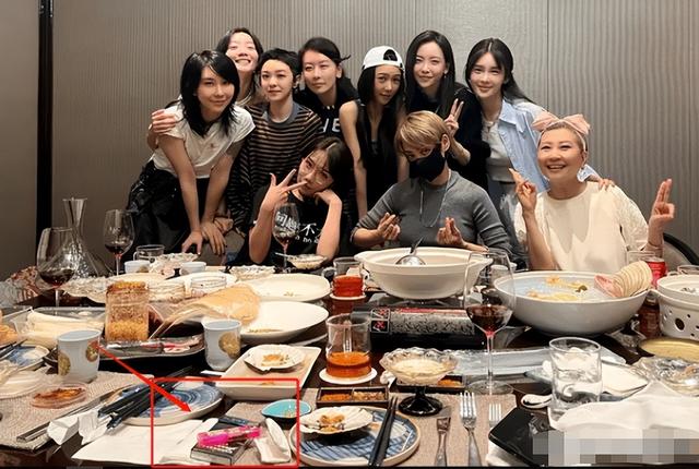 吸烟女生头像微信，吸烟女生头像（浪姐聚会被拍到室内抽烟）