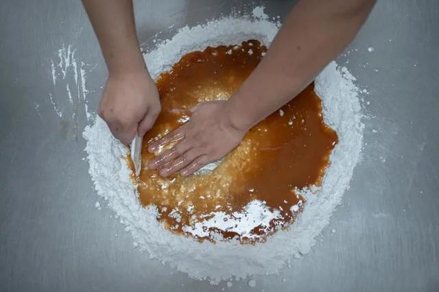 嫦娥奔月图案的月饼，嫦娥奔月月饼团圆是什么节日（上海的花式月饼你都吃过吗）