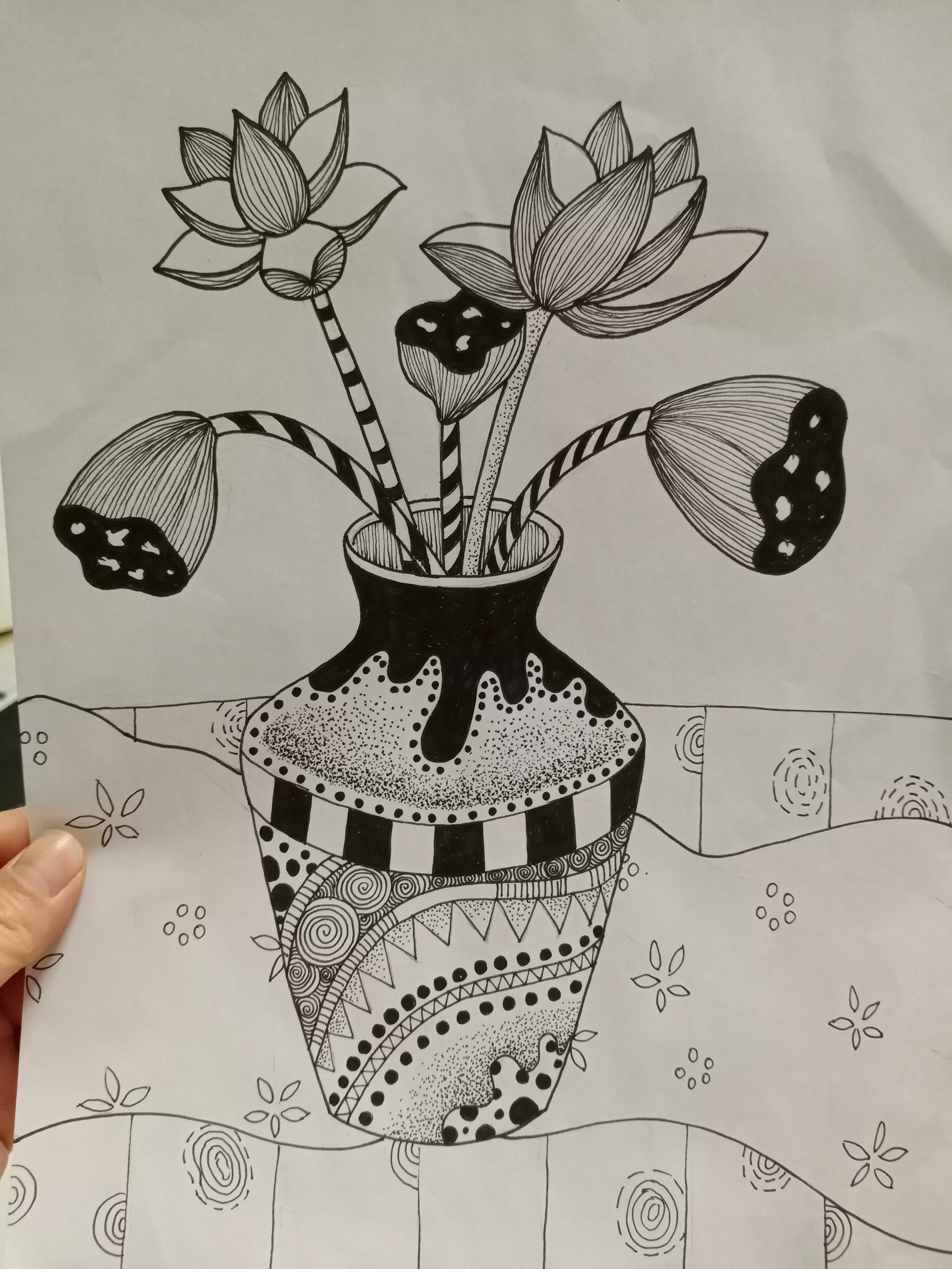 花瓶怎么画好看又简单，怎么画花瓶简笔画（多步骤详细解说线描画《花瓶和花》的画法）