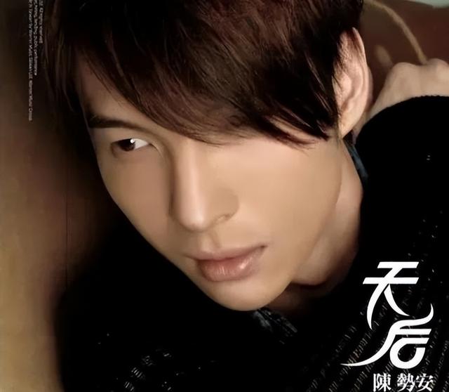 悲伤的歌曲，演唱的人经历似乎都不简单（悲伤的歌曲大全100首）