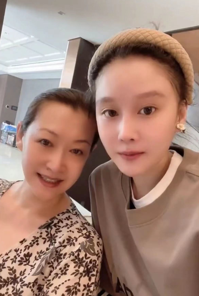 赵本山妻子马丽娟暴瘦30斤！戴大玉镯变化大，透露球球结婚进展慢
