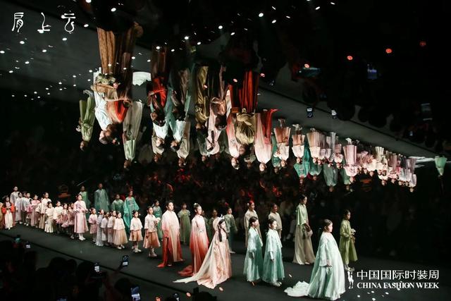 肩上的云歌词，肩上云系列在2023秋冬中国国际时装首秀