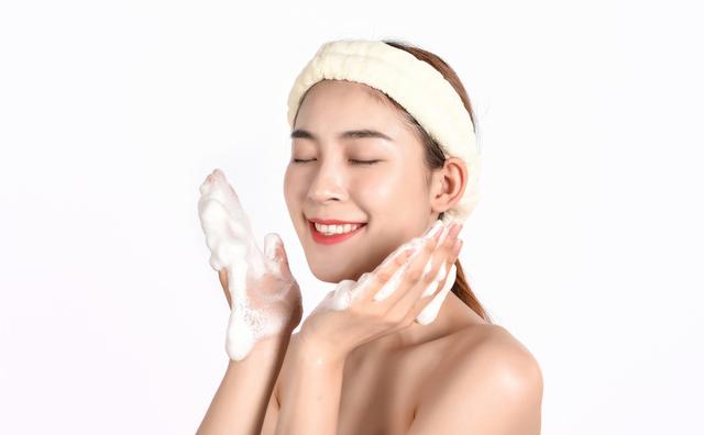 关于用洗面奶洗脸的步骤，用洗面奶洗脸的正确步骤（巨能美丨如何正确的洁面）