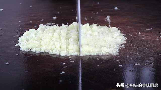 整只鸡怎么做好吃，整鸡怎么做好吃又简单（跟60年的大厨学的隔水蒸鸡）