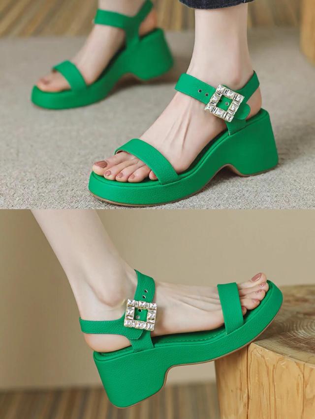 绿色鞋子怎么搭配衣服，绿色鞋子怎么搭配衣服夏天（总结篇//绿色的夏天鞋子）