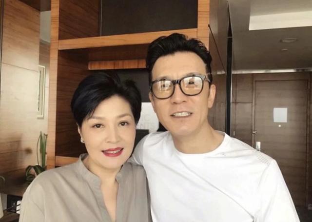 春晚导演哈文：丈夫李咏病逝三年没有再嫁，她依然是李家的儿媳妇