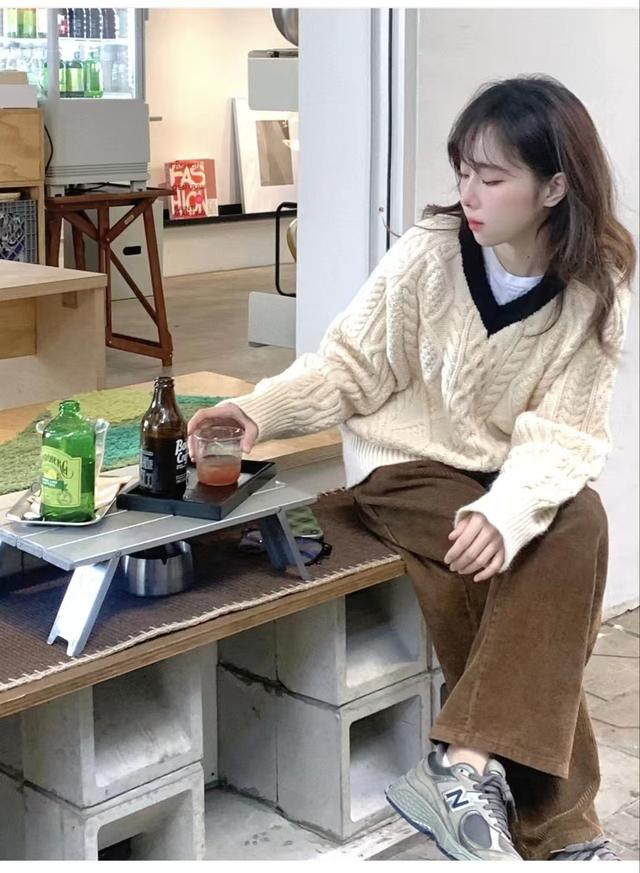 女灯芯绒裤子搭配，8套灯芯绒裤子搭配上衣好看的技巧