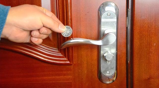 头发有静电怎么办，如何消除头发上的静电的几个方法（冬天一天被“电”十几次）