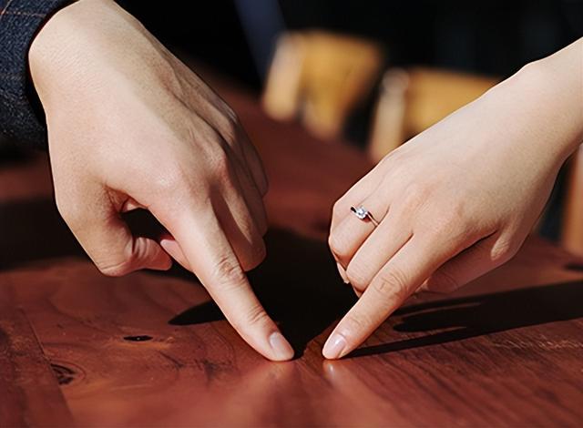 左手第二个手指戴戒指什么意思，一只手戴两个戒指有什么含义（左右手戴戒指都代表什么呢）