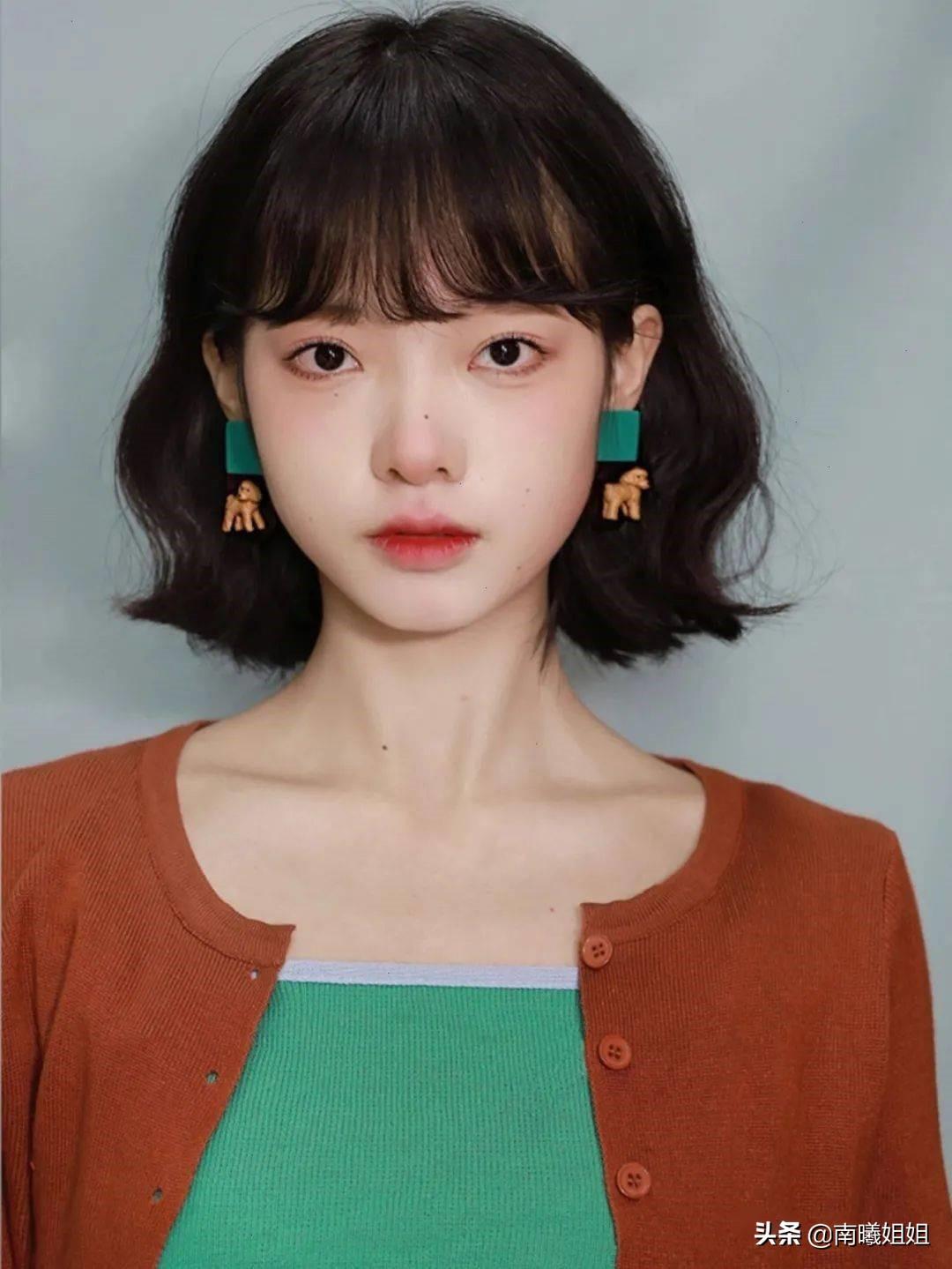 波浪长发,黑色短直发,齐肩蛋卷发,波波头都是适合鹅蛋脸的发型.