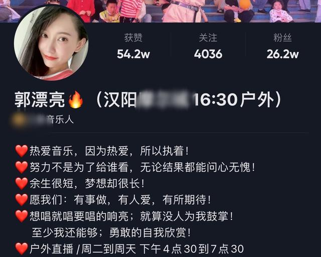 首届超女十强歌手摆摊直播，商场嗨唱太吵闹，被曝遭投诉后换场地