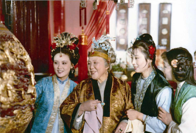 王熙凤人物形象分析，王熙凤人物形象分析100字（让王熙凤从间接害人变成直接害人的关键人物是贾母）