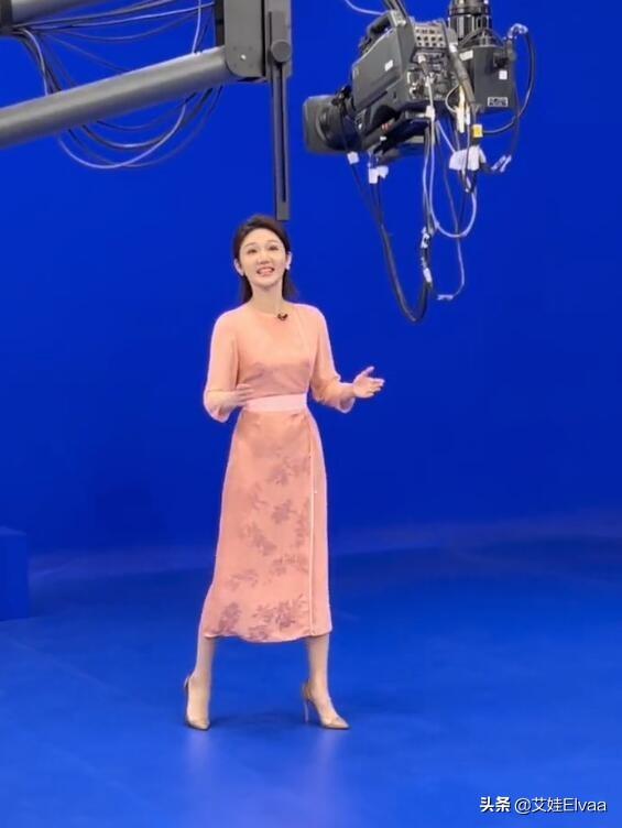 主持人龙洋私人照片，主持人龙洋老公简历（穿连衣裙坐台阶不拘小节）