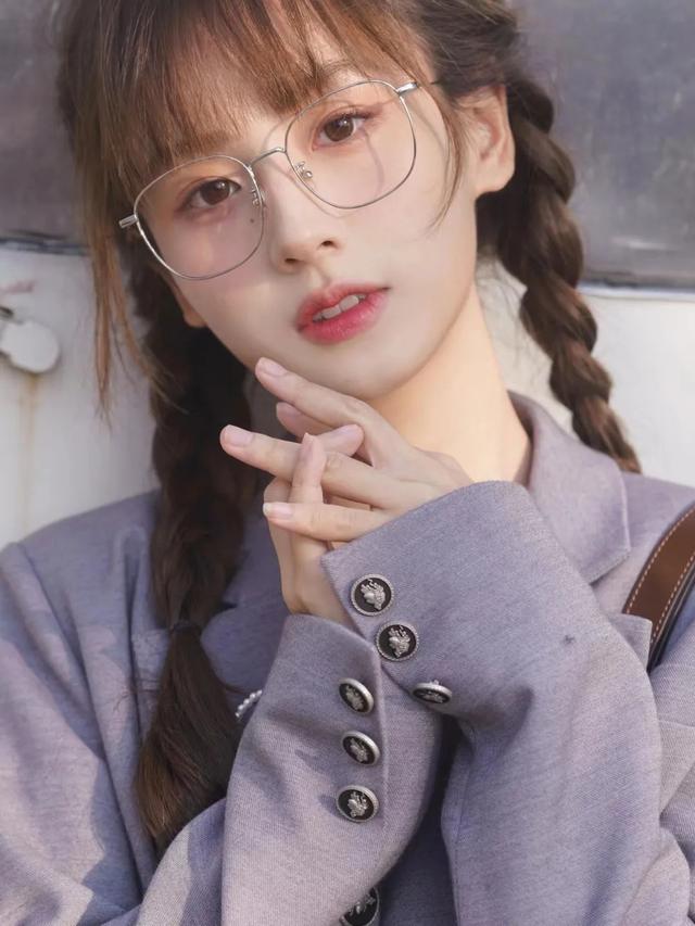 圆脸适合什么眼镜，圆脸适合什么眼镜框女（不同脸型适合什么样的配饰）