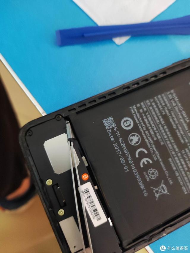 小米手机电量显示怎么设置，小米手机如何设置电量显示方式（给老爸的小米6哥哥换个电池）