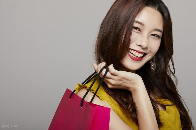形容笑容很灿烂的句子，笑容灿烂的唯美句子（你的笑容，恰似万丈光芒）