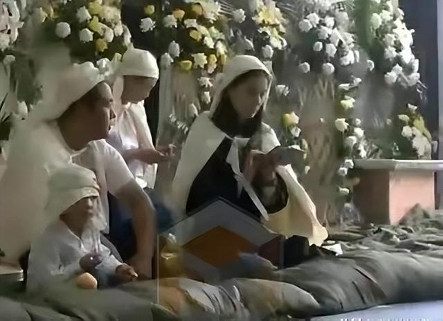 黄圣依第一任丈夫，黄圣依的老公是谁（周星驰捧红后嫁二婚杨子）