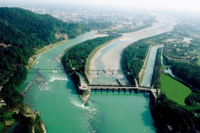 都江堰的作用，李冰主持建造都江堰的作用（都江堰被称为千年奇迹）