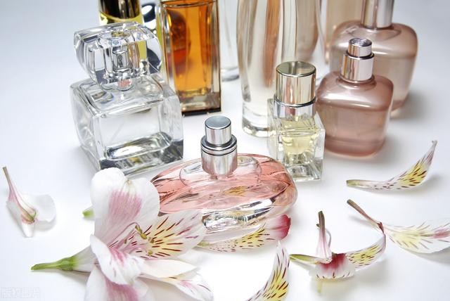 香氛和香水的区别，香氛和香水的区别都有哪些（香氛和香水的区别都有哪些呢）