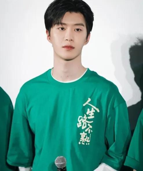 范丞丞个人资料，范丞丞为什么叫福西西（网友：父子俩站一起像兄弟）