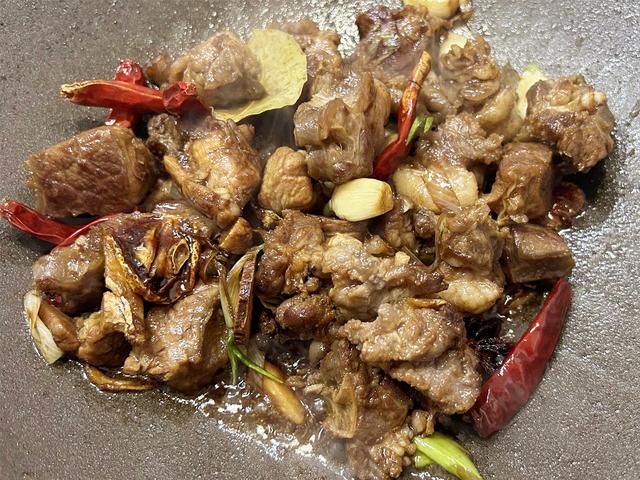 怎样炖大块牛肉，大厨煮大块牛肉的正确方法（家常土豆炖牛肉的简单做法）