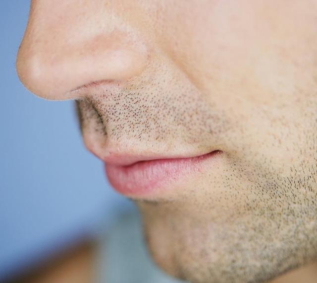 男人的阴毛白是怎么回事，或许还有其他原因