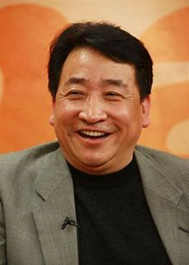 姜昆郭德纲冰释前嫌？一改往日口风认可德云社，10年恩怨两清了？
