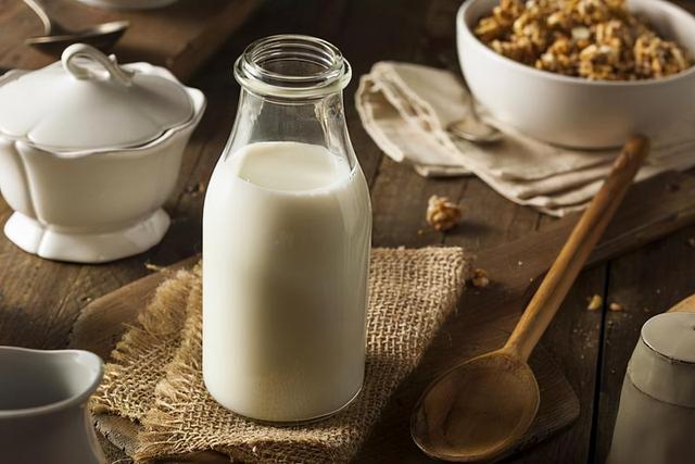 睡觉前喝牛奶的好处与坏处，睡觉前喝牛奶的坏处（睡前喝牛奶等于“服毒”）