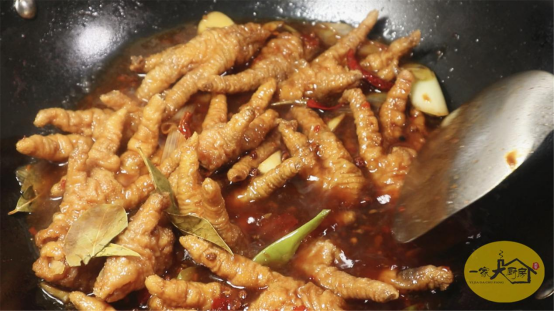 虎皮鸡爪的制作，虎皮鸡爪的制作方法和配料（广东阿姨教你秘制虎皮鸡爪）