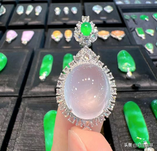 什么叫玻璃种翡翠，翡翠中的玻璃种是什么样的（无色玻璃种翡翠的璀璨之美）