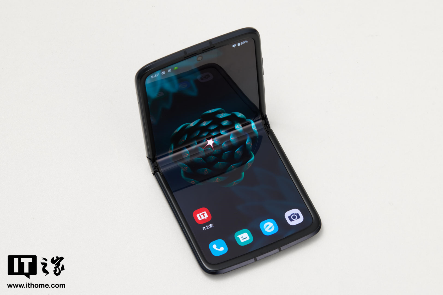 摩托罗拉折叠手机2022最新款（摩托罗拉moto razr 2022评测）
