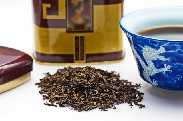 普洱茶的功效与禁忌，普洱茶的功效与作用及禁忌症（到底是“养生”还是“养癌”呢）