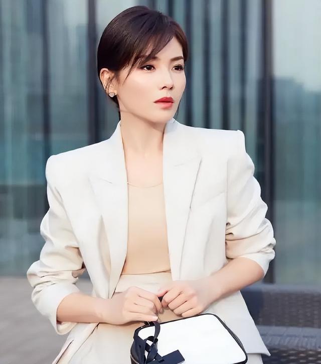 手机拍照比心手势，演员刘涛社媒晒自拍照